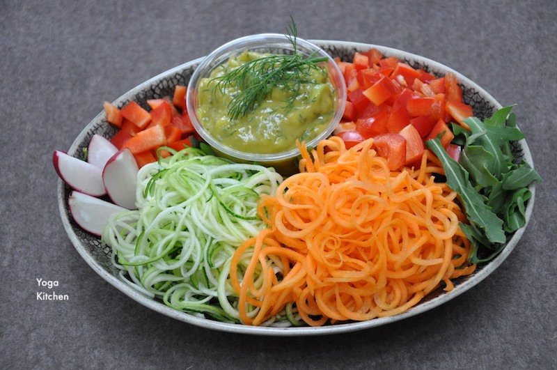 Rohkost-Salat mit Avocado Dressing